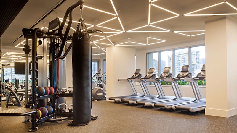 Ofiste kurulmuş fitness ekipmanları